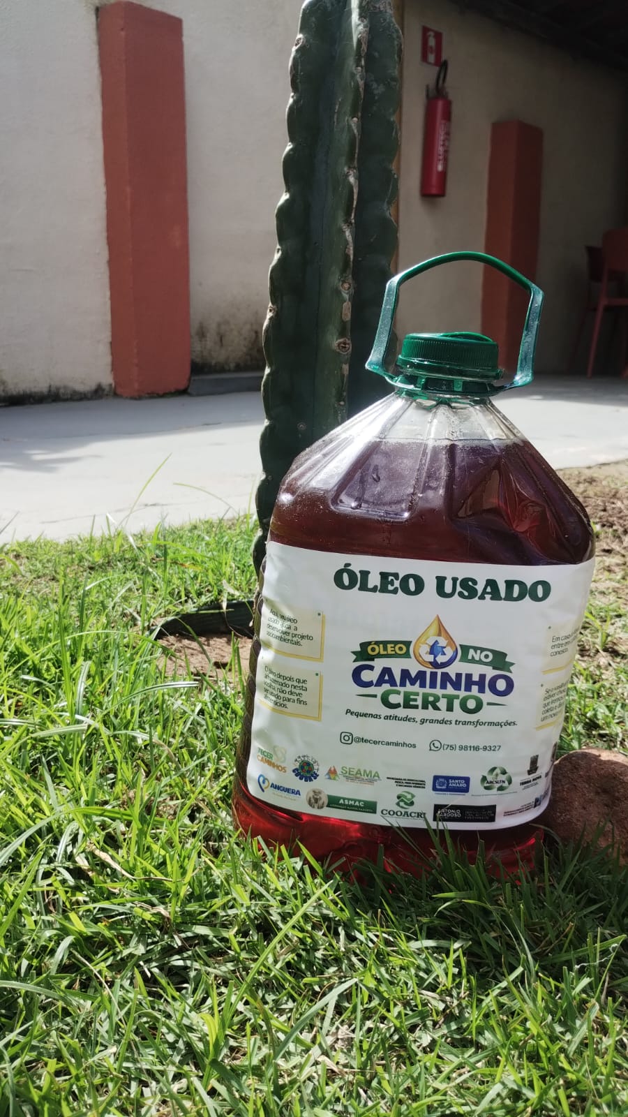Garrafa com óleo usado em uma área externa