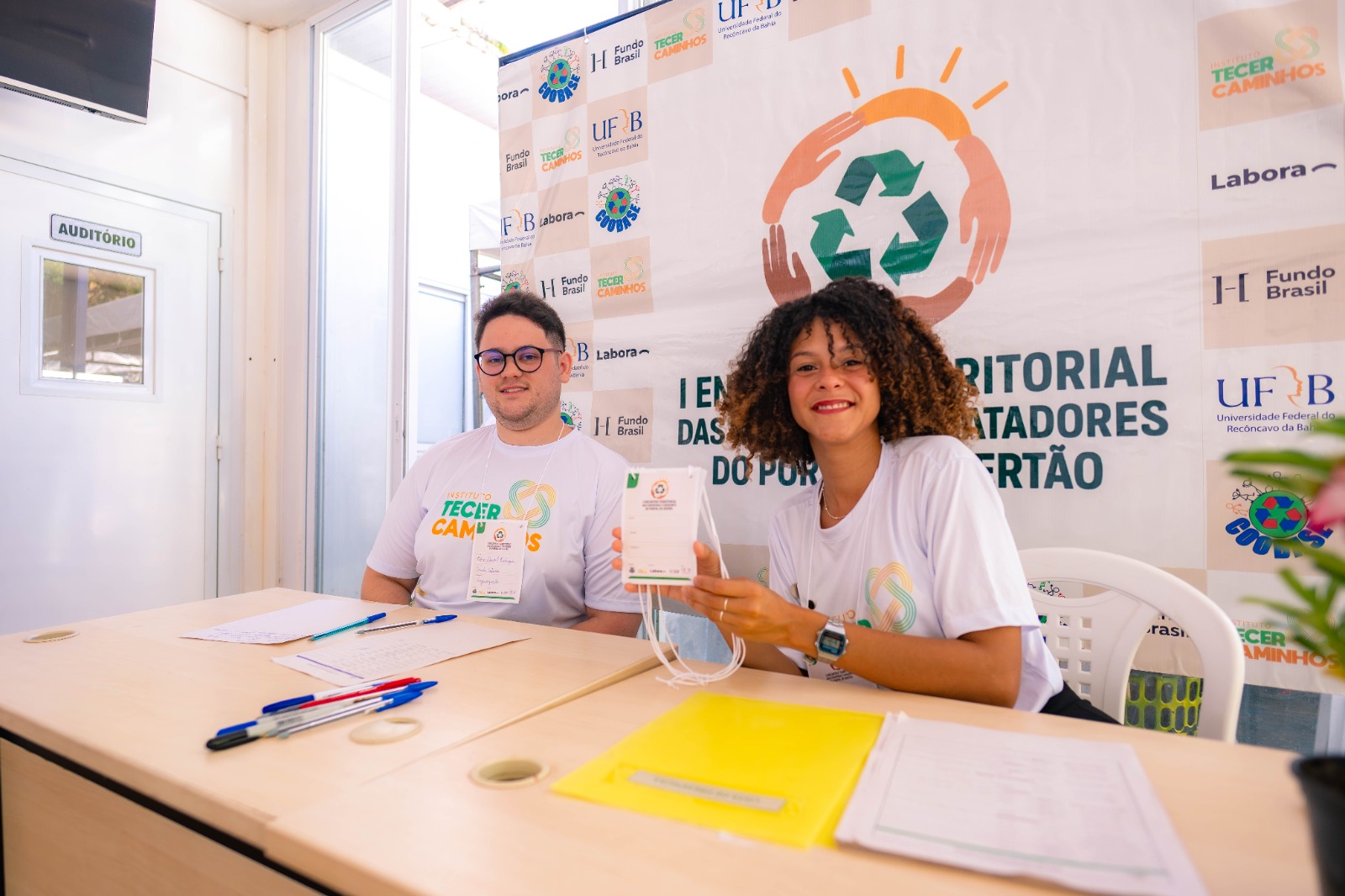 Representantes do Instituto Tecer Caminhos em atividade